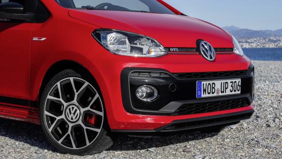 Volkswagen Up GTI rood zijkant voor detail front