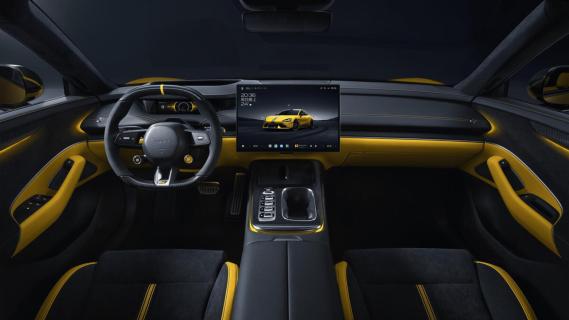 Xiaomi SU7 Ultra (2025) geel interieur dashboard