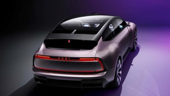 AUDI E concept (2024) roze zijkant achter links hoog