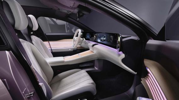 AUDI E concept (2024) roze interieur stoelen zijkant