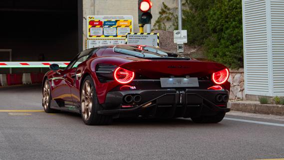 Alfa Romeo 33 Stradale rood (2024) ingang Nardo stoplicht