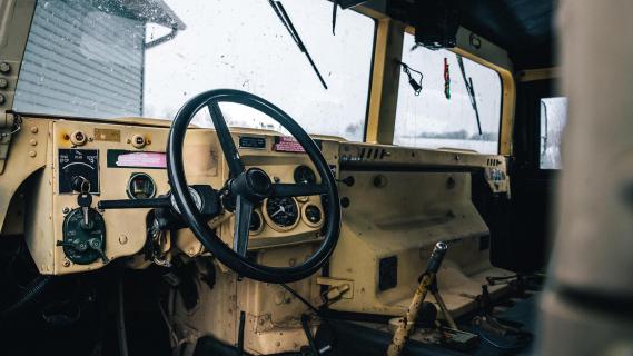 AM General Humvee interieur dashboard