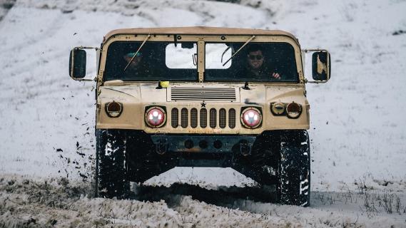 AM General Humvee voorkant buiten in sneeuw