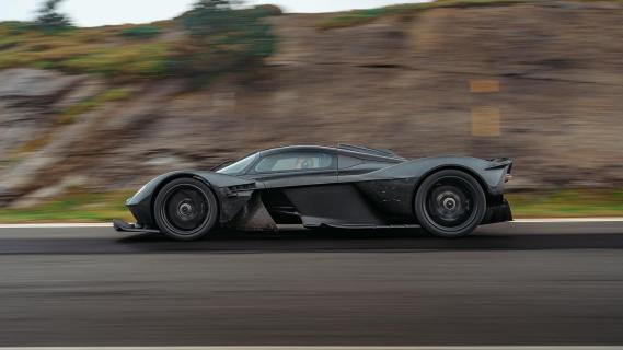 Aston Martin Valkyrie zwart zijkant links bocht