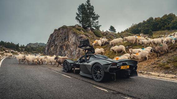 Aston Martin Valkyrie zwart zijkant achter links schuin