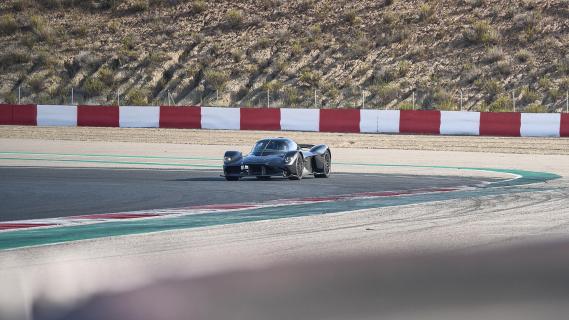 Aston Martin Valkyrie rijdend over circuit zwart door bocht