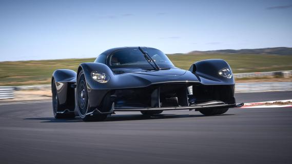 Aston Martin Valkyrie rijdend over circuit zwart voorkant