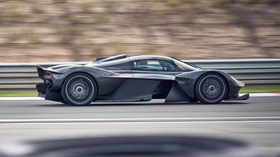 Aston Martin Valkyrie rijdend over circuit zwart zijkant rechts