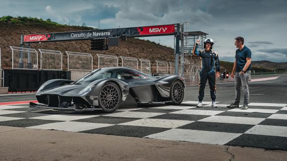 Aston Martin Valkyrie zwart zijkant schuin links