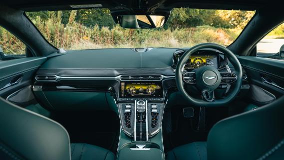 Aston Martin Vantage interieur dashboard groen leer