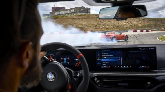 BMW M4 CS interieur Aston Martin Vantage driften