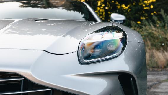 Aston Martin Vantage grijs voorzijde koplamp detail