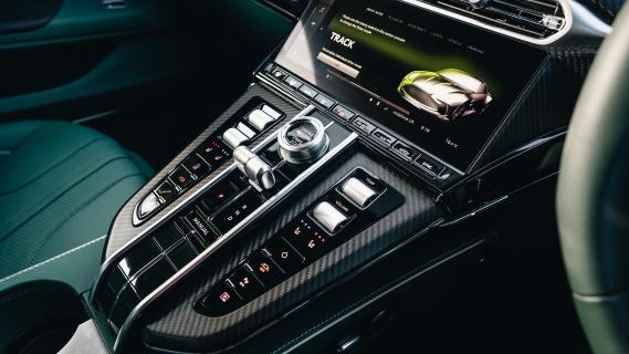 Aston Martin Vantage middenconsole