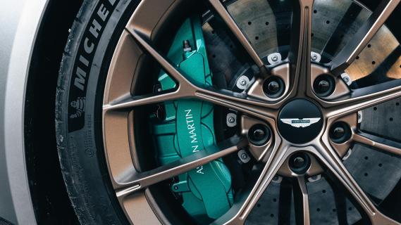 Aston Martin Vantage grijs velg remschijf groen