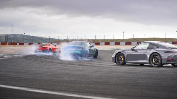 Porsche 911 Carrera GTS grijs - BMW M4 CS groen - Aston Martin Vantage rood bocht driftend circuit