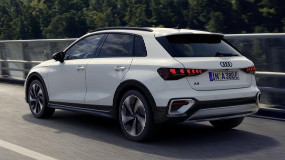 Audi A3 Allstreet TFSI e plug-in hybride (2025) wit zijkant achter schuin