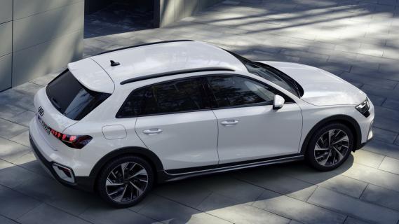 Audi A3 Allstreet TFSI e plug-in hybride (2025) wit zijkant achter schuin hoog