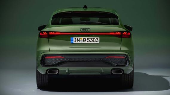 Audi Q5 Sportback groen (2025) achterzijde studio