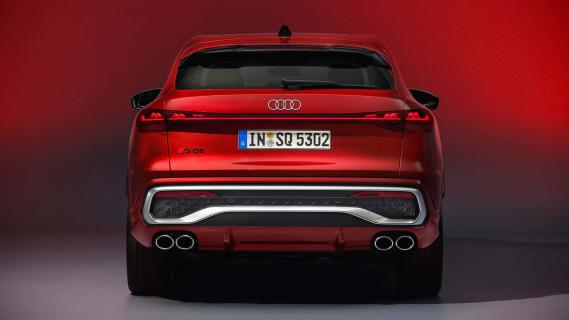 Audi SQ5 Sportback rood (2025) achterzijde studio