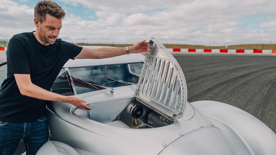 Auto Union Type 52 grijs motorkap open