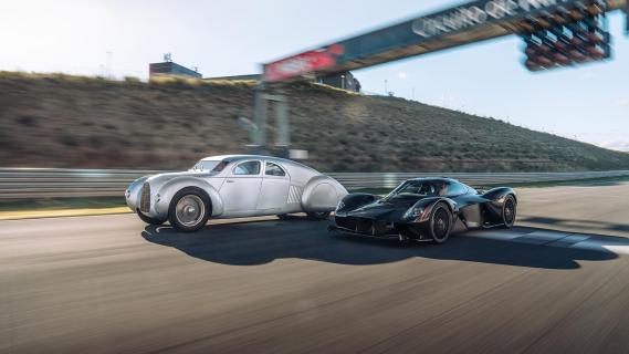 Auto Union Type 52 grijs zijkant links naast Aston Martin Valkyrie rijdend op circuit