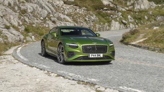 Bentley Continental GT (2024) hybrid groen zijkant schuin voor