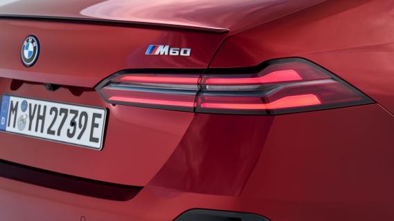 BMW i5 M60 xDrive 2024 rood badge