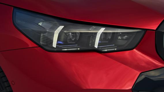 BMW i5 M60 xDrive 2024 rood koplamp