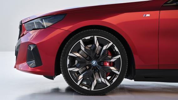 BMW i5 M60 xDrive 2024 rood velg