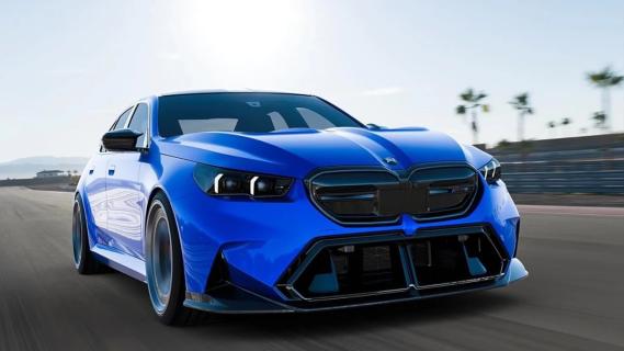 Alpha-N BMW M5 sedan (G30) blauw (2025) zijkant voor schuin rijdend