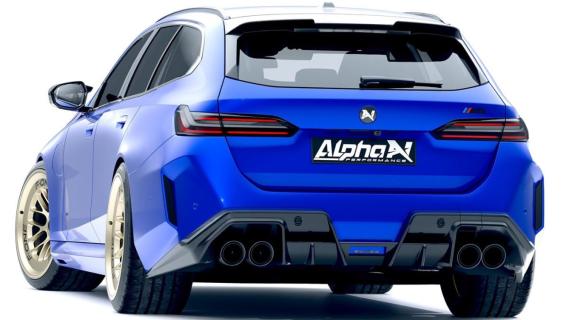 Alpha-N BMW M5 Touring (G99) blauw (2025) zijkant achter schuin