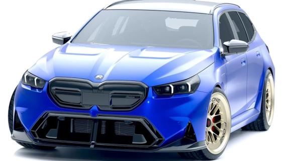 Alpha-N BMW M5 Touring (G99) blauw (2025) zijkant voor schuin