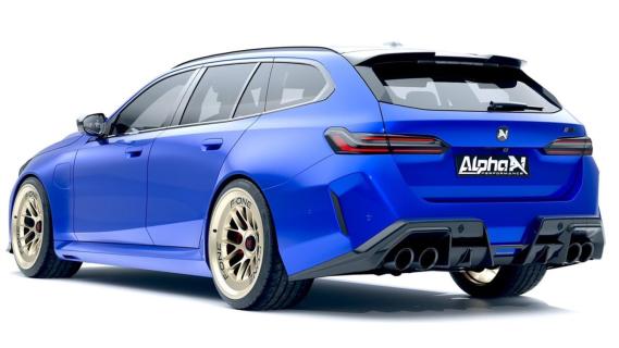 Alpha-N BMW M5 Touring (G99) blauw (2025) zijkant achter schuin