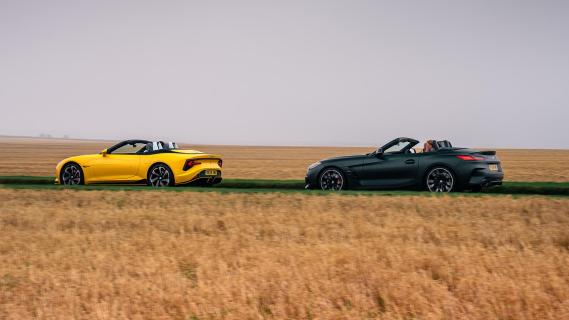 MG Cyberster geel BMW Z4 groen rijdend over weg door veld