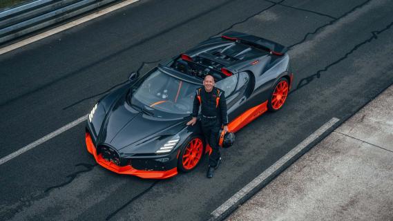 Bugatti Mistral World Record Car (2024) zwart voorzijde schuin boven Andy Wallace