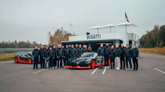 Bugatti Mistral World Record Car (2024) zwart voorzijde schuin complete team