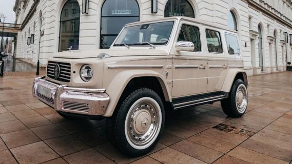 Carlex Vintage Mercedes G-klasse (W463) beige (2025) schuin zijkant linksvoor nat regen hotel