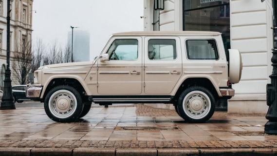 Carlex Vintage Mercedes G-klasse (W463) beige (2025) schuin zijkant links nat regen hotel