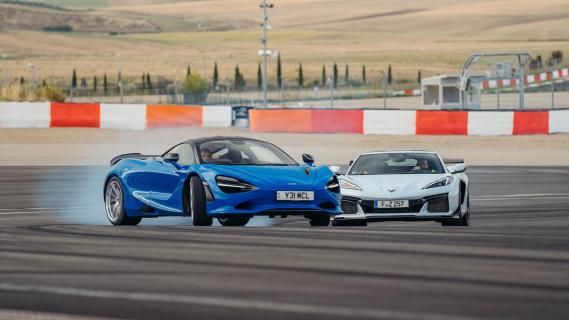 Chevrolet Corvette Z06 - McLaren 750S rijdend zijkant voor schuin driften op circuit