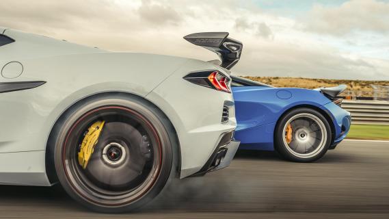 Chevrolet Corvette Z06 - McLaren 750S rijdend achterkant zijkant