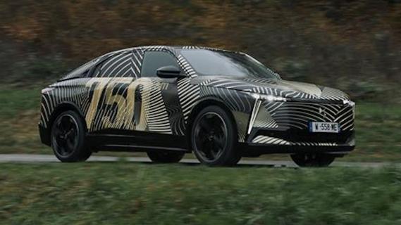 DS Automobiles crossover coupé 750 (2024) camouflagestickers zijkant voor schuin rijdend