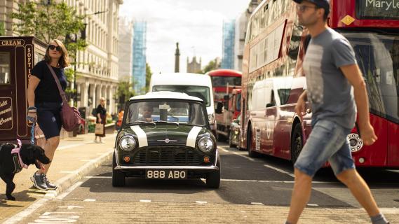 Electrogenic Classic Mini Conversion groen voorzijde stad London