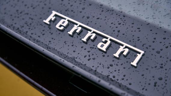 Ferrari 12Cilindri geel badge achterzijde