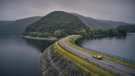 Ferrari 12Cilindri zijkant linksachter hoog dijk water bomen bos