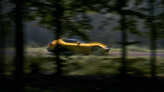 Ferrari 12Cilindri geel zijkant rechts bomen weg