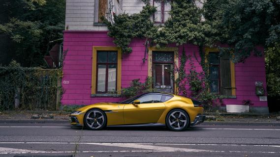 Ferrari 12Cilindri geel zijkant rechts links zijkant voor gebouw met paarse muur en klimop