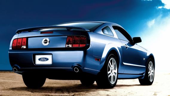 Ford Mustang GT (2005) blauw zijkant achter schuin