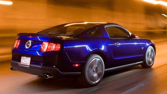 Ford Mustang GT facelift (2010) blauw zijkant achter rijdend door tunnel