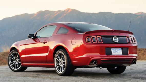 Ford Mustang GT tweede facelift (2012) rood zijkant links achter