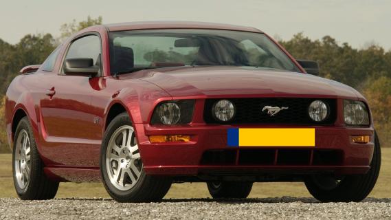 Ford Mustang GT rood zijkant voor schuin links header Nederlandse platen